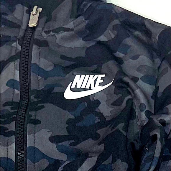 **Gently Used**Boy’s Nike Track Jacket (Size: L, 6-7) - Picture 3 of 4